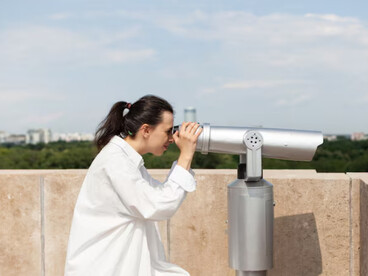 A researcher uses a mounted observation scope to scan the sky, reflecting the hands-on, field-based approach described in Nightcrawler UAP’s investigations
