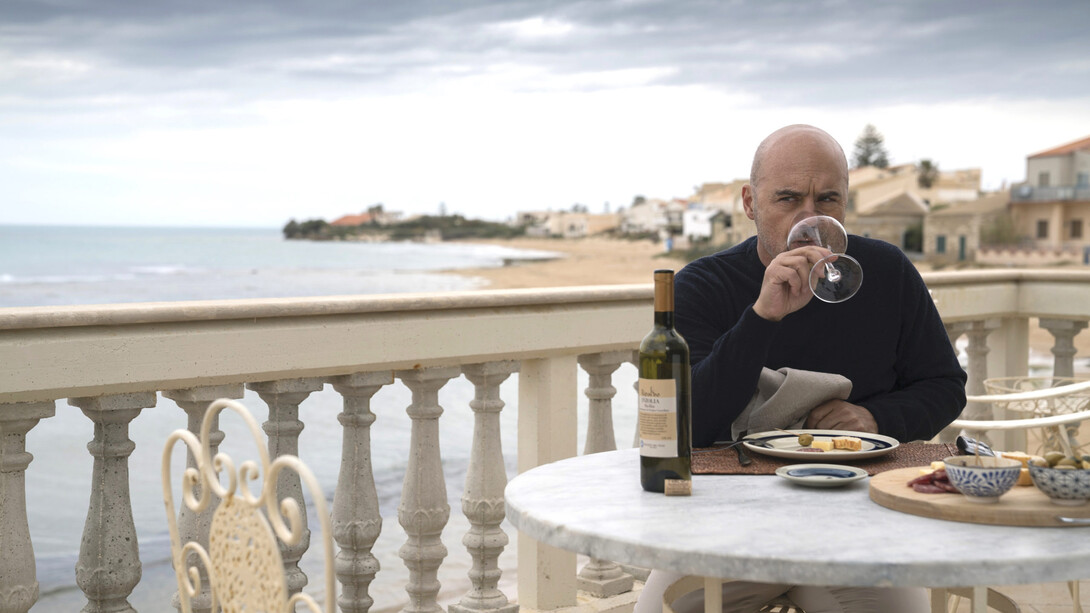 Luca Zingaretti nei panni del Commissario Montalbano tra i protagonisti di questi dialoghi immaginari