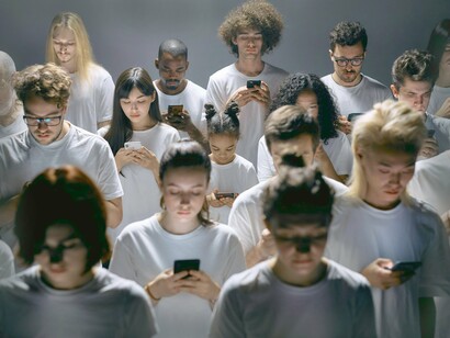 Grupo de pessoas atentas ao celular. O tempo excessivo gasto on-line pode levar à solidão e ao distanciamento emocional de amigos e familiares, uma situação que pode aumentar a sensação de isolamento e depressão, principalmente em adolescentes e jovens adultos
