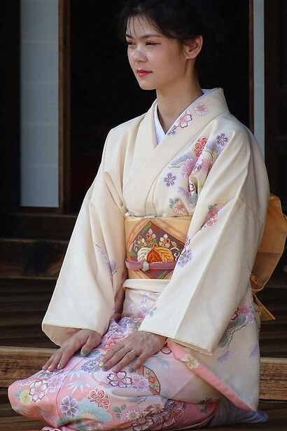 Donna seduta con il tradizionale kimono giapponese, Tempio Zen Kennin-ji, Kyoto,  Giappone