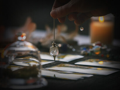 Abracadabra: aparece por primera vez en el 'Liber Medicinalis' del médico romano Quinto Sereno Samónico, del siglo II, en el que se detallan distintos remedios contra enfermedades y males