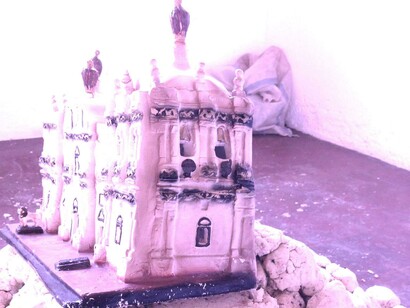 Illimani de los Andes: «Mitología en Reversa» (detalle): pirámide maya hecha de
masa, sobre la cual se deja caer un templo colonial