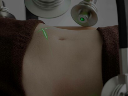 A weight loss machine lasers the stomach of a woman