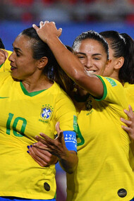 Seleção brasileira de futebol feminino comemoram vitória em campo na Copa do Mundo 2023. Foto de Philipp Huguen