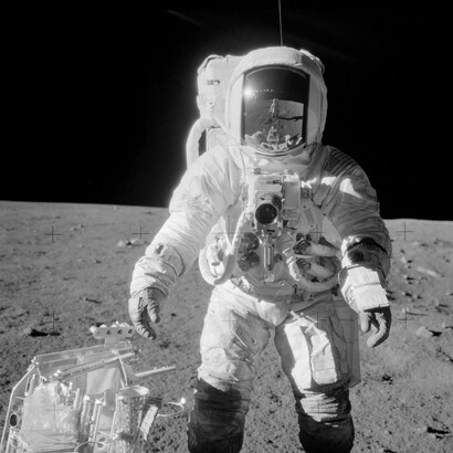 Alan Bean accanto alla rastrelliera degli attrezzi, 16 novembre 1969 (Credit NASA)