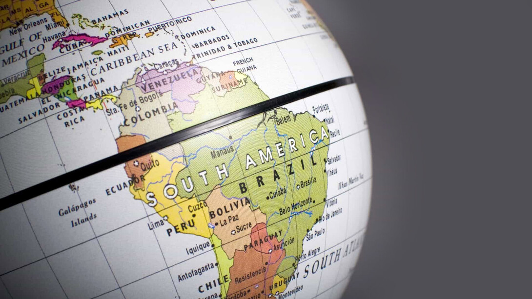 Región de América Latina en un globo terráqueo