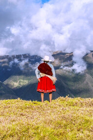 Cholita del cantón Sígsig observando la cordillera oriental, Sigsig Ecuador (Fotografía del artista Ila Coronel)