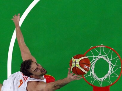 Gasol anota bajo el aro