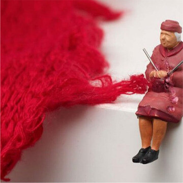 Liliana Porter. La tejedora, 2005