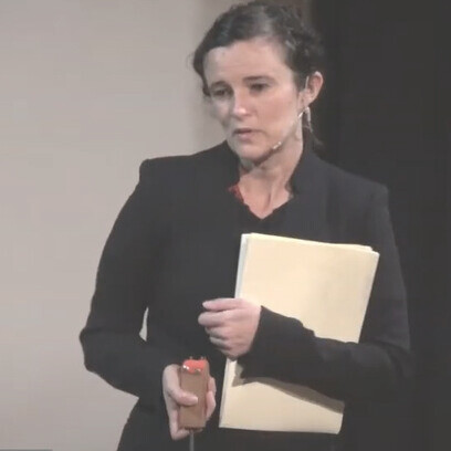 Dora Cantero empieza con un discurso serio, formalista, sobre la vida de la tortuga boba (Caretta caretta), pero donde el público recoge la clave cómica y se hace cómplice