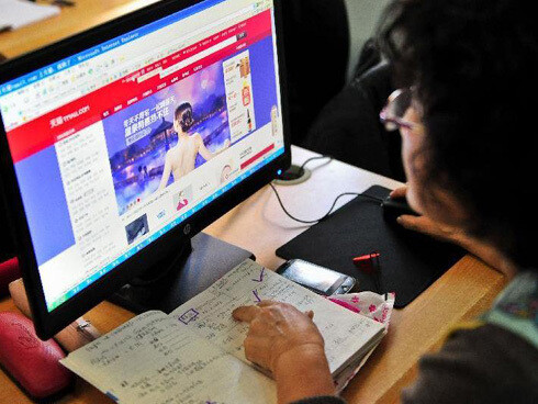 Um cidadão chinês compra on-line