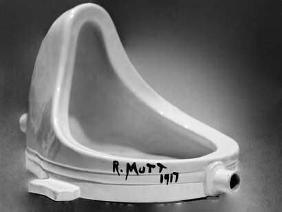 Marcel Duchamp, La fuente (1917). La obra y el gesto de Duchamp inauguraron una tradición donde la provocación funciona como espejo crítico del sistema artístico, poniendo en evidencia sus reglas, sus límites y sus zonas de complacencia