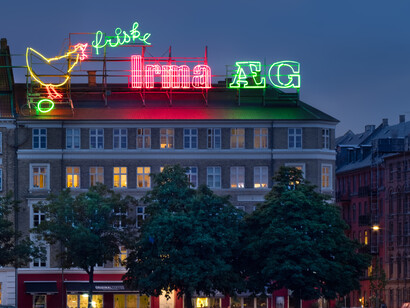 La gallina de Irma es el letrero de neón más antiguo de Dinamarca, 2017. Con el paso de los años, Irma ya no existe. Paisaje urbano y horizonte junto a los lagos de Copenhague, Dinamarca