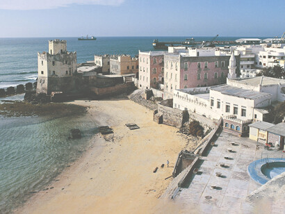 Ieri, rada del vecchio porto di Mogadiscio, con il faro a pianta ottagonale del 1912