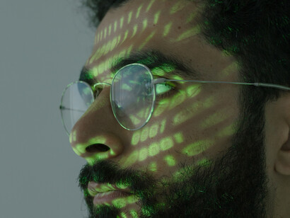 Temos nossa vida sendo escutada pelo celular e as indicações de programas, produtos e lugares que ousamos compartilhar e, como num passe de mágica, aparecem em nossas telas