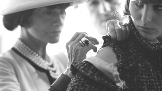 Coco Chanel, trabajando con el vestido de una de sus modelos.