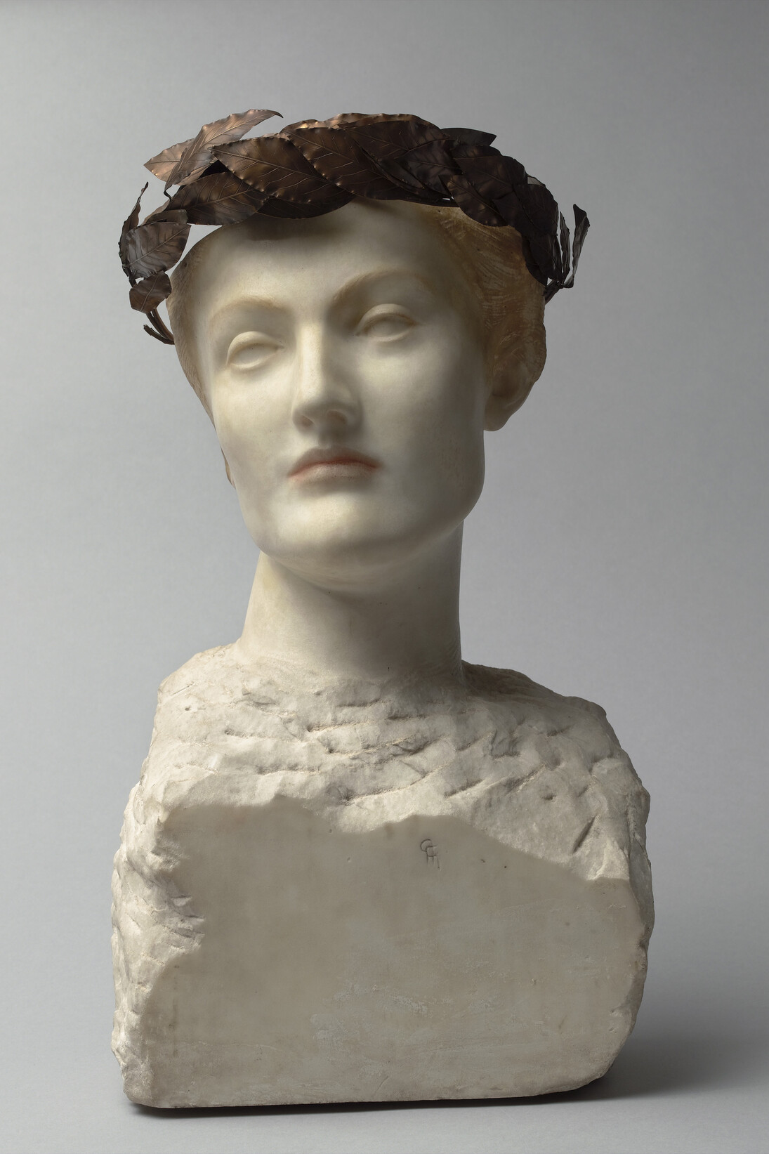 Fernand Khnopff (1858-1921), Futur, 1898, Marbre, légère polychromie, couronne de laurier en laiton et cuivre, 45,5 x 28 x 20 cm, Paris, musée d’Orsay, RF 4743, © RMN-Grand Palais (Musée d’Orsay) / Hervé Lewandowski