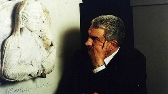 Federico Zeri nel suo studio