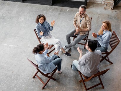 Si tratta di un intervento breve e focalizzato su problematiche specifiche, che non riguarda patologie gravi o psicoterapie, ma si concentra sul miglioramento di aspetti della vita quotidiana e della crescita personale