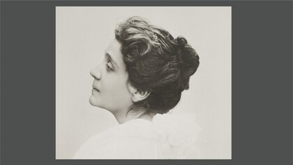 Eleonora Duse (spesso citata solo come Duse) (1859-1924), attrice italiana. Debutta all'età di 4 anni in “Samhällets olycksbarn” (I figli sfortunati della società), 1879-1883 nella compagnia di Cesare Rossi, poi nella propria compagnia. 1891 tournée in Europa, 1893 in America. In copertina un ritratto del 1900