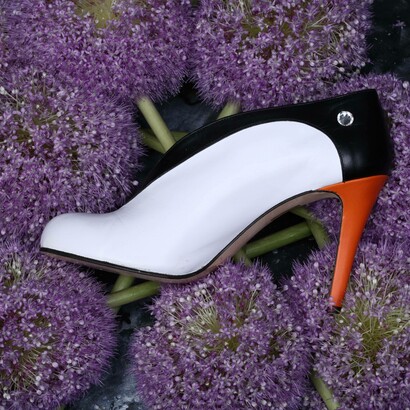 Carla Foca espone a Parigi le sue scarpe pinguino