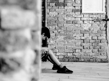 Le crisi geopolitiche, le guerre ibride e la manipolazione mediatica mostrano come la violenza non sia scomparsa, ma semplicemente mutata di forma