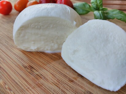 Se si ha familiarità col dialetto napoletano e siciliano è molto più facile capire i riferimenti, per esempio, la mozzarella è "mootzarell’"