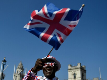 Un manifestante a favor de la salida de Reino Unido de la UE ondea la «Union Jack» en Londres