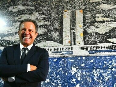 Cerimônia de aposição do quadro intitulado “8 de janeiro de 2023”, do artista plástico Vik Muniz. A obra foi registrada em fotografia e reconstrói a imagem do Palácio do Congresso Nacional a partir de vidro despedaçado, cartuchos de balas e restos de carpete azul coletados após a invasão ao Senado em 2023 e ficará em exposição permanente no Salão Azul, afixada em local próximo à entrada do Plenário da Casa. Artista plástico Vik Muniz