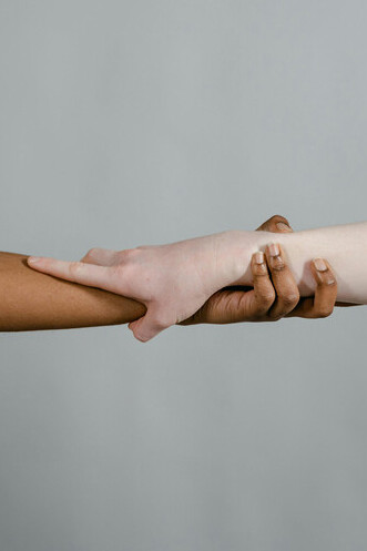 O pensamento de Aristóteles nos ensina a importância da ética para a convivência social e a busca pelo bem comum em nossas ações