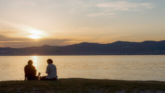 Era como si todo el espacio entre ellos hubiera quedado impregnado de una tensión palpable, un murmullo de promesas no formuladas, de deseos nunca dichos