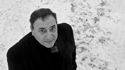 Leer a Saer con lentitud, detenimiento y voluntad de releer es una forma de honrar el tiempo que él invirtió en construir una prosa densa, precisa y profundamente sensorial