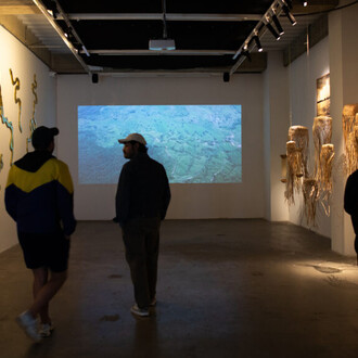 Santiago Vélez, Todo lo que brilla es oro, vista de exhibición. Cortesía de Espacio El Dorado