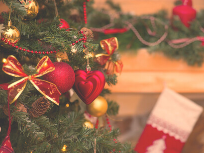 Árbol de Navidad con decoración tradicional