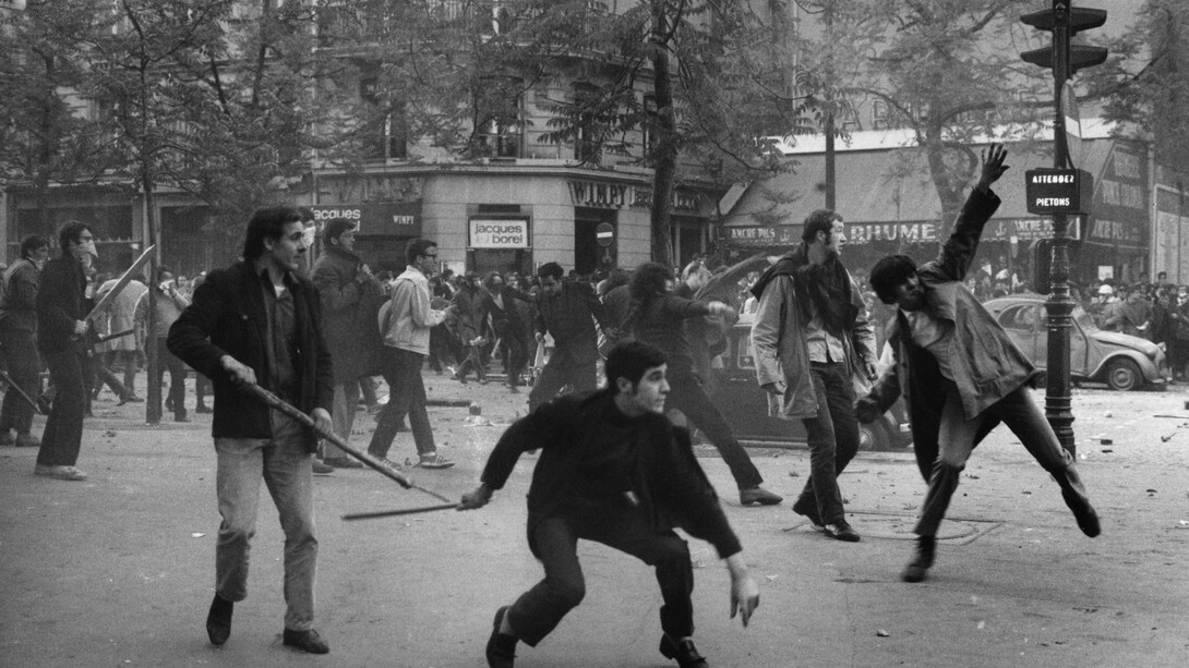 Manifestantes lanzan adoquines contra la policía en las calles de París