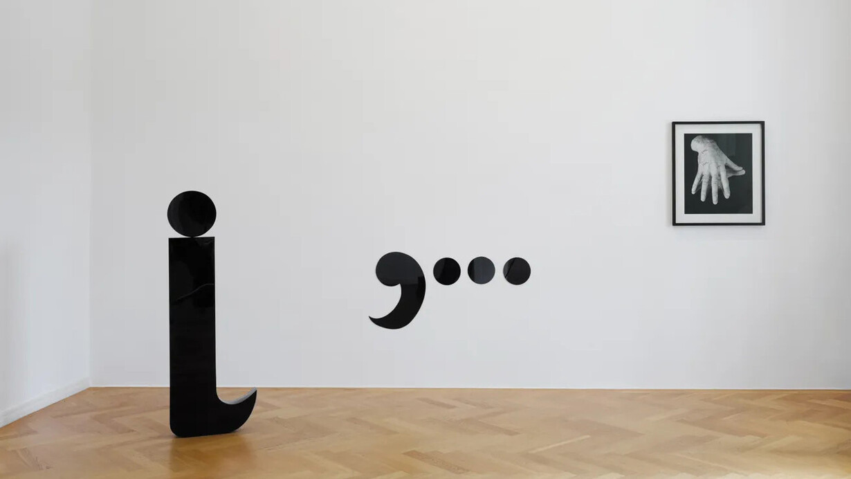 Valie Export und Ketty La Rocca, Body sign, ausstellungsansicht. Mit freundlicher genehmigung der Galerie Thaddaeus Ropac