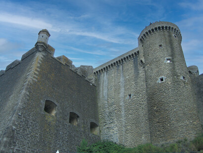 Château de Brest. En un siècle, le bagne de Brest a accueilli plus de 60 000 condamnés dont un tiers est mort en détention © By Thesupermat - Own work, CC BY-SA 2.5