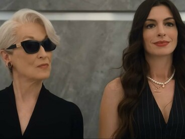 As duas personagens aparecem lado a lado em um ambiente corporativo elegante. A continuação revisita os temas de poder, ambição e influência que ajudaram a tornar a franquia um fenômeno cultural