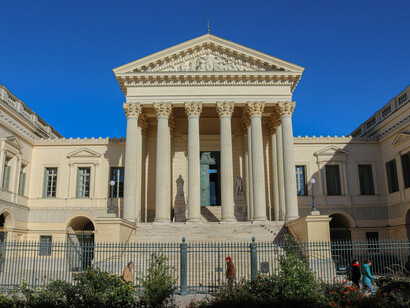 Le conte de Kafka "Devant la loi" symbolise l'oppression bureaucratique et la quête insatiable de justice