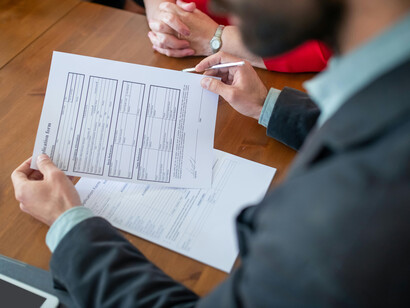 La necesidad empuja a aceptar lo que aparece, no lo que corresponde