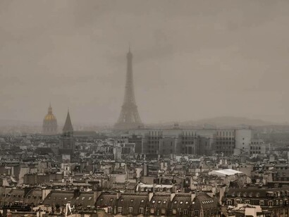 La Torre Eiffel avvolta dalla nebbia a Parigi in Francia