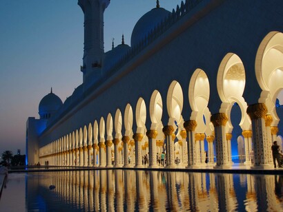 Night time view of Shaykh Zayd Mosque, Abu Dhabi, UAE