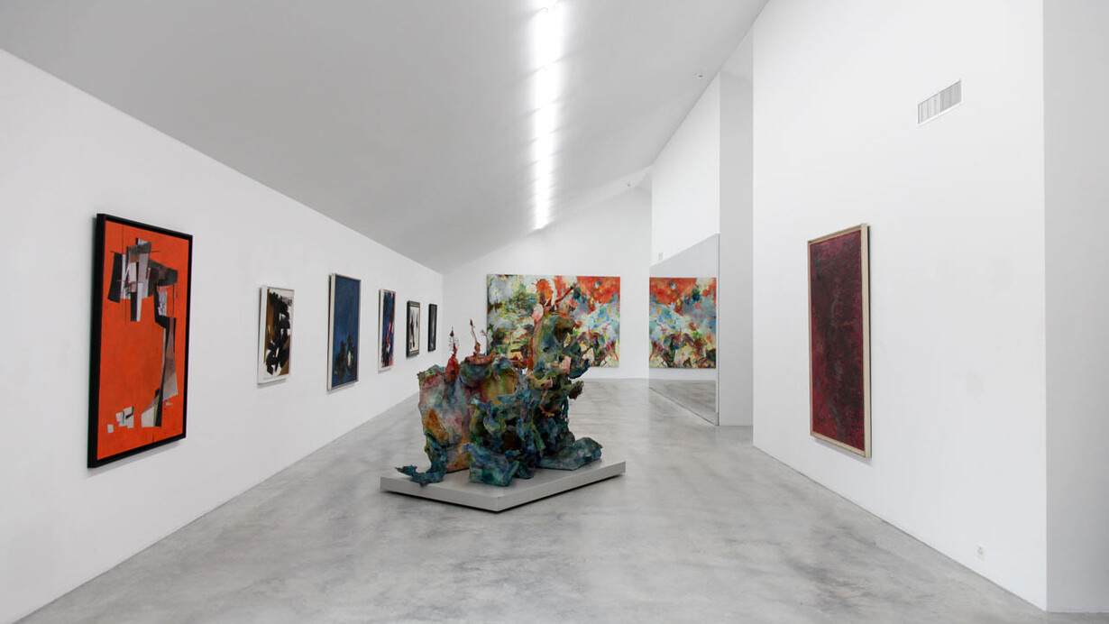 Various artists, XXL large format works of modern and contemporary art, exhibition view. Courtesy of Galerie Henze & Ketterer
