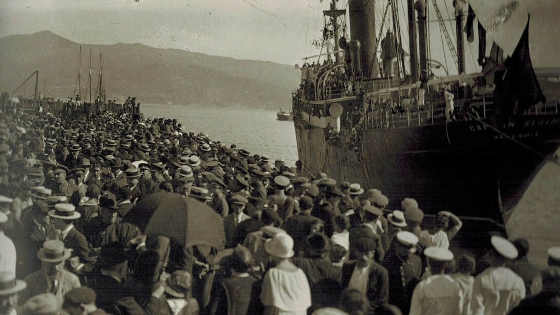 Galicia, Galicia: cientos de personas dicen adiós en el puerto de Vigo a un paquebote con destino a América a principios del siglo XX