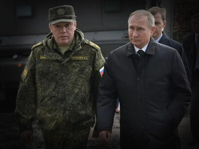 Vladimir Putin, presidente de Rusia, junto a un comandante de las fuerzas armadas