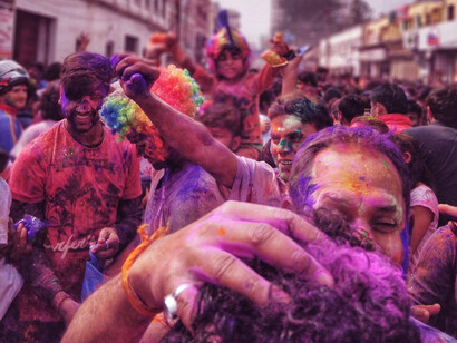 A festa das cores, também conhecida como Holi, é uma celebração que recebe a primavera país e reúne milhares de pessoas na Índia