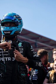 George Russell inizia la sua carriera nei kart, vincendo diversi campionati giovanili e costruendo una reputazione che lo porta a dominare categorie propedeutiche come GP3 e Formula 2, vincendo entrambi i campionati alla sua prima stagione