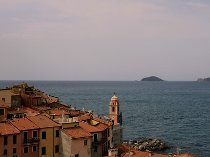 Tellaro, Liguria, Italia. Esplora il cuore pulsante di Tellaro: labirinti di stradine, balconi fioriti e la maestosa chiesa di San Giorgio