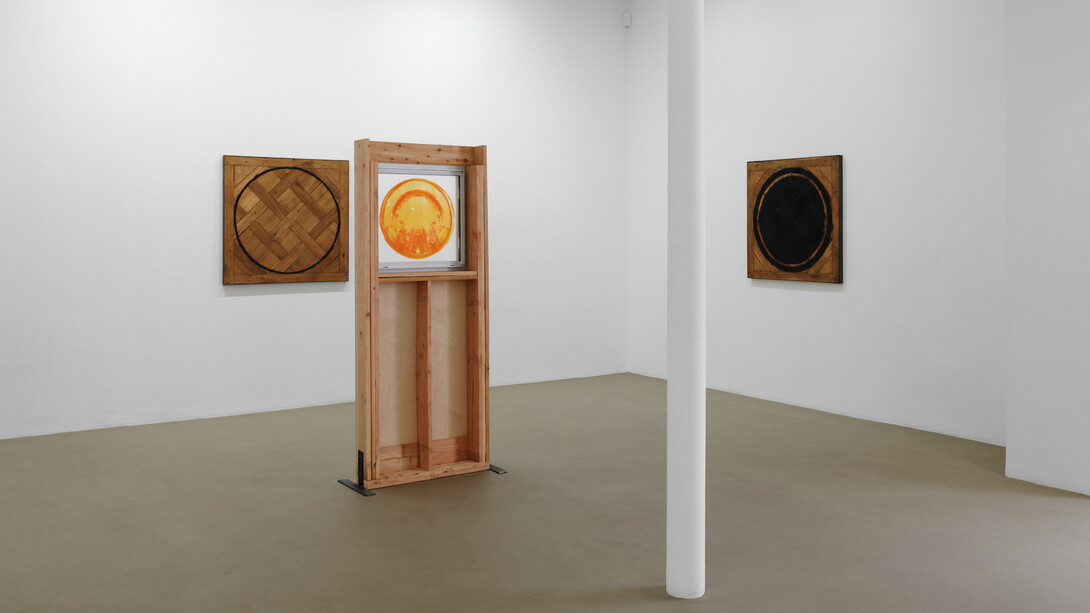 Oscar Tuazon, L’École de l’eau, Galerie Chantal Crousel, Paris (2021). Courtoisie de l’artiste et | Courtesy of the artist and Galerie Chantal Crousel, Paris. Photos: Aurélien Mole. 