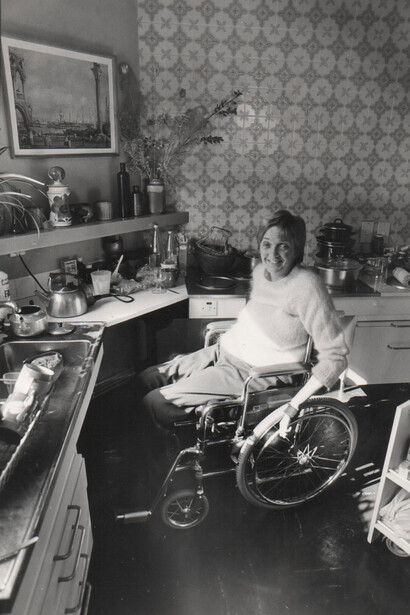 Maggie Davis in her kitchen at Grove Road, Andra Nelki, about 1982 – 83. RIBA Collections